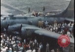 Standbild Memphis Belle Landung United States USA, 1943, aus Sekunde 32 historischem Filmmaterial Videoclip 65675078321