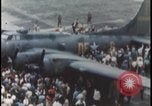 Standbild Memphis Belle Landung United States USA, 1943, aus Sekunde 36 historischem Filmmaterial Videoclip 65675078321