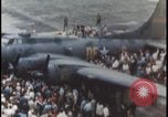Standbild Memphis Belle Landung United States USA, 1943, aus Sekunde 37 historischem Filmmaterial Videoclip 65675078321
