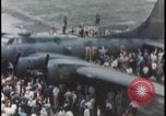Standbild Memphis Belle Landung United States USA, 1943, aus Sekunde 39 historischem Filmmaterial Videoclip 65675078321