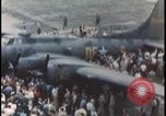 Standbild Memphis Belle Landung United States USA, 1943, aus Sekunde 41 historischem Filmmaterial Videoclip 65675078321