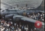 Standbild Memphis Belle Landung United States USA, 1943, aus Sekunde 43 historischem Filmmaterial Videoclip 65675078321