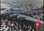 Standbild Memphis Belle Landung United States USA, 1943, aus Sekunde 45 historischem Filmmaterial Videoclip 65675078321