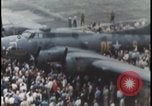 Standbild Memphis Belle Landung United States USA, 1943, aus Sekunde 46 historischem Filmmaterial Videoclip 65675078321