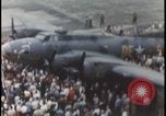 Standbild Memphis Belle Landung United States USA, 1943, aus Sekunde 47 historischem Filmmaterial Videoclip 65675078321