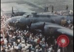 Standbild Memphis Belle Landung United States USA, 1943, aus Sekunde 48 historischem Filmmaterial Videoclip 65675078321