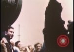 Immagine di Folla di toccare United States USA, 1943, secondo 8 filmato di repertorio 65675078326