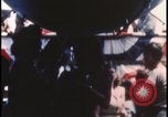 Immagine di Folla di toccare United States USA, 1943, secondo 13 filmato di repertorio 65675078326
