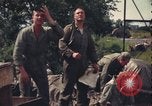 Image Le personnel au sol à regarder Sky United Kingdom, 1943, de la seconde 22 séquences d'archives historiques vidéo 65675078330