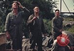 Image Le personnel au sol à regarder Sky United Kingdom, 1943, de la seconde 23 séquences d'archives historiques vidéo 65675078330
