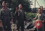 Image Le personnel au sol à regarder Sky United Kingdom, 1943, de la seconde 26 séquences d'archives historiques vidéo 65675078330