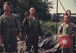 Image Le personnel au sol à regarder Sky United Kingdom, 1943, de la seconde 27 séquences d'archives historiques vidéo 65675078330