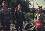 Image Le personnel au sol à regarder Sky United Kingdom, 1943, de la seconde 28 séquences d'archives historiques vidéo 65675078330