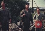 Image Le personnel au sol à regarder Sky United Kingdom, 1943, de la seconde 32 séquences d'archives historiques vidéo 65675078330