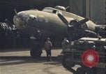 Image B-17 hanger United Kingdom, 1943, de la seconde 14 séquences d'archives historiques vidéo 65675078338