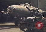 Image B-17 hanger United Kingdom, 1943, de la seconde 15 séquences d'archives historiques vidéo 65675078338
