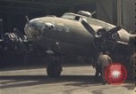 Image B-17 hanger United Kingdom, 1943, de la seconde 19 séquences d'archives historiques vidéo 65675078338