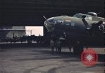Image B-17 hanger United Kingdom, 1943, de la seconde 21 séquences d'archives historiques vidéo 65675078338