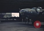 Image B-17 hanger United Kingdom, 1943, de la seconde 25 séquences d'archives historiques vidéo 65675078338