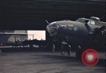 Image B-17 hanger United Kingdom, 1943, de la seconde 26 séquences d'archives historiques vidéo 65675078338
