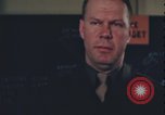 Immagine di Officer equipaggio di indirizzi Regno Unito, 1943, secondo 5 filmato di repertorio 65675078342
