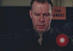 Immagine di Officer equipaggio di indirizzi Regno Unito, 1943, secondo 6 filmato di repertorio 65675078342