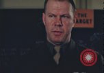 Immagine di Officer equipaggio di indirizzi Regno Unito, 1943, secondo 8 filmato di repertorio 65675078342
