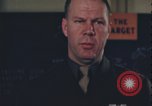 Immagine di Officer equipaggio di indirizzi Regno Unito, 1943, secondo 9 filmato di repertorio 65675078342