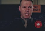 Immagine di Officer equipaggio di indirizzi Regno Unito, 1943, secondo 10 filmato di repertorio 65675078342