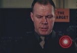 Immagine di Officer equipaggio di indirizzi Regno Unito, 1943, secondo 12 filmato di repertorio 65675078342