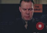 Immagine di Officer equipaggio di indirizzi Regno Unito, 1943, secondo 14 filmato di repertorio 65675078342