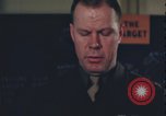 Immagine di Officer equipaggio di indirizzi Regno Unito, 1943, secondo 15 filmato di repertorio 65675078342