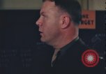 Immagine di Officer equipaggio di indirizzi Regno Unito, 1943, secondo 18 filmato di repertorio 65675078342