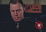 Immagine di Officer equipaggio di indirizzi Regno Unito, 1943, secondo 20 filmato di repertorio 65675078342
