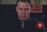 Immagine di Officer equipaggio di indirizzi Regno Unito, 1943, secondo 21 filmato di repertorio 65675078342