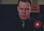 Immagine di Officer equipaggio di indirizzi Regno Unito, 1943, secondo 22 filmato di repertorio 65675078342