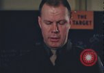 Immagine di Officer equipaggio di indirizzi Regno Unito, 1943, secondo 24 filmato di repertorio 65675078342
