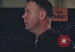 Immagine di Officer equipaggio di indirizzi Regno Unito, 1943, secondo 25 filmato di repertorio 65675078342