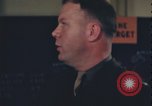 Immagine di Officer equipaggio di indirizzi Regno Unito, 1943, secondo 26 filmato di repertorio 65675078342