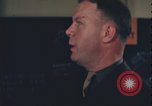 Immagine di Officer equipaggio di indirizzi Regno Unito, 1943, secondo 28 filmato di repertorio 65675078342