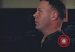 Immagine di Officer equipaggio di indirizzi Regno Unito, 1943, secondo 29 filmato di repertorio 65675078342