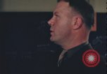 Immagine di Officer equipaggio di indirizzi Regno Unito, 1943, secondo 30 filmato di repertorio 65675078342