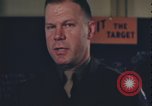 Immagine di Officer equipaggio di indirizzi Regno Unito, 1943, secondo 32 filmato di repertorio 65675078342
