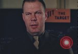 Immagine di Officer equipaggio di indirizzi Regno Unito, 1943, secondo 33 filmato di repertorio 65675078342