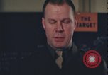 Immagine di Officer equipaggio di indirizzi Regno Unito, 1943, secondo 35 filmato di repertorio 65675078342