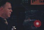 Immagine di Officer equipaggio di indirizzi Regno Unito, 1943, secondo 44 filmato di repertorio 65675078342