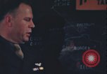 Immagine di Officer equipaggio di indirizzi Regno Unito, 1943, secondo 46 filmato di repertorio 65675078342