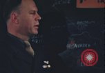 Immagine di Officer equipaggio di indirizzi Regno Unito, 1943, secondo 53 filmato di repertorio 65675078342