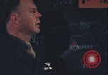Immagine di Officer equipaggio di indirizzi Regno Unito, 1943, secondo 54 filmato di repertorio 65675078342