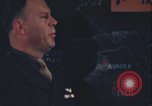 Immagine di Officer equipaggio di indirizzi Regno Unito, 1943, secondo 55 filmato di repertorio 65675078342